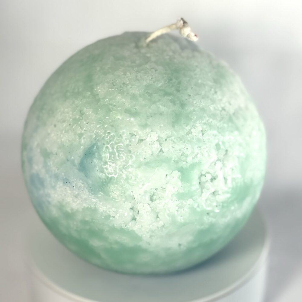 Sphère artisanale 12 cm, cire minérale aux teintes vertes, turquoise et bleues, texture cristallisée