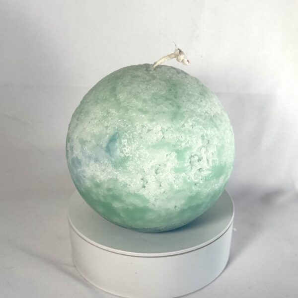 Sphère artisanale 12 cm, cire minérale aux teintes vertes, turquoise et bleues, texture cristallisée