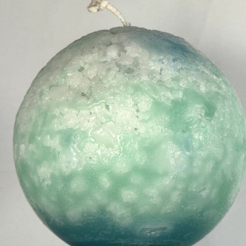 Sphère artisanale 12 cm, cire minérale aux teintes vertes, turquoise et bleues, texture cristallisée