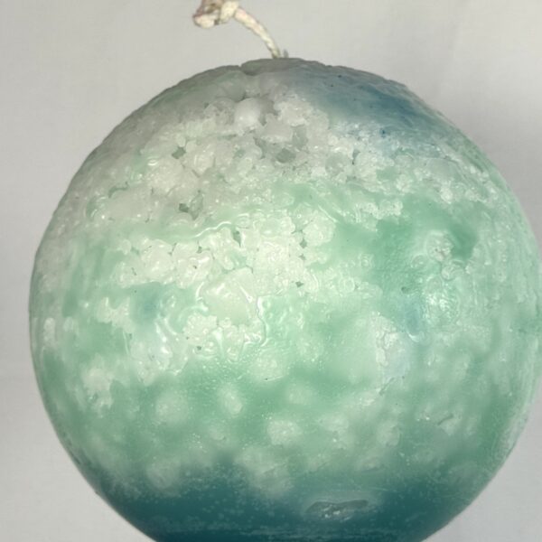 Sphère artisanale 12 cm, cire minérale aux teintes vertes, turquoise et bleues, texture cristallisée