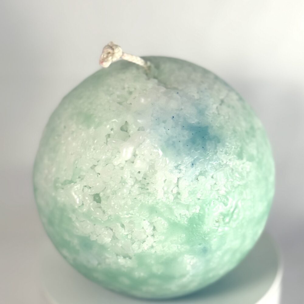 Sphère artisanale 12 cm, cire minérale aux teintes vertes, turquoise et bleues, texture cristallisée
