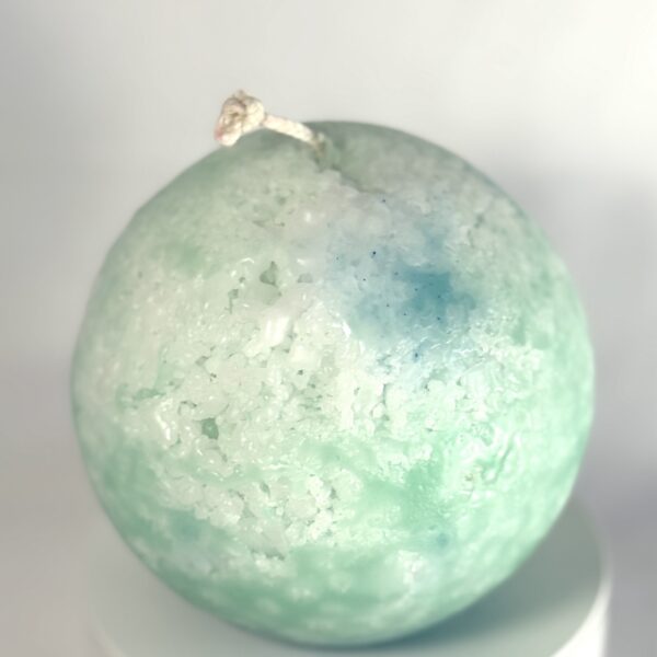 Sphère artisanale 12 cm, cire minérale aux teintes vertes, turquoise et bleues, texture cristallisée