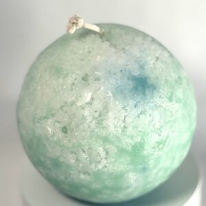 Europa – sphère glacée 12 cm – vert, turquoise et bleu Sphère artisanale 12 cm, cire minérale aux teintes vertes, turquoise et bleues, texture cristallisée