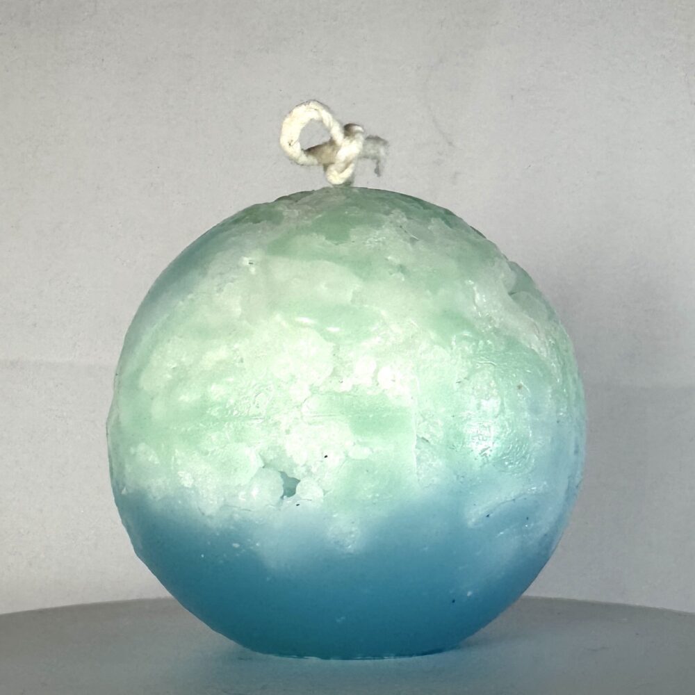 Sphère Europa 6.5 cm en cire minérale, bleu turquoise et vert d’eau, avec motifs nuageux