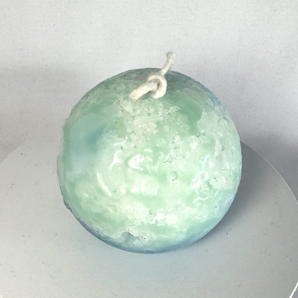 Sphère Europa 6.5 cm en cire minérale, bleu turquoise et vert d’eau, avec motifs nuageux