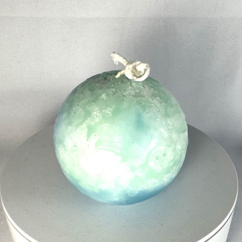 Sphère Europa 6.5 cm en cire minérale, bleu turquoise et vert d’eau, avec motifs nuageux