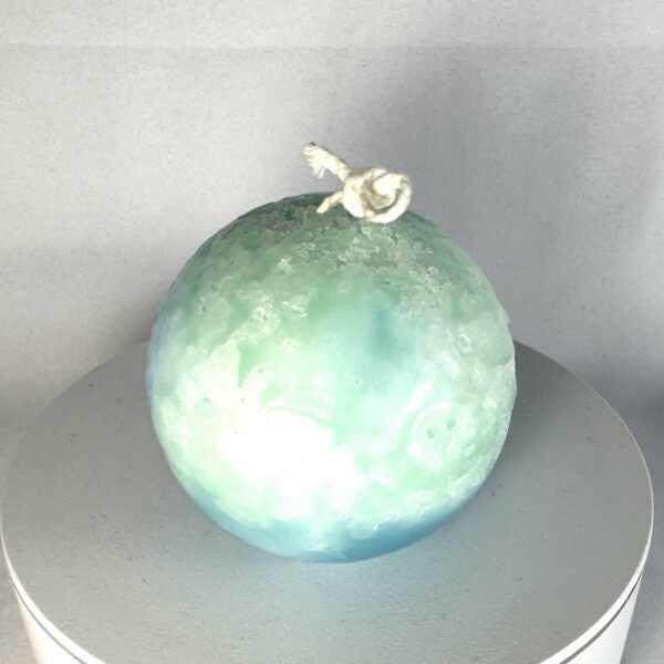Sphère Europa 6.5 cm en cire minérale, bleu turquoise et vert d’eau, avec motifs nuageux