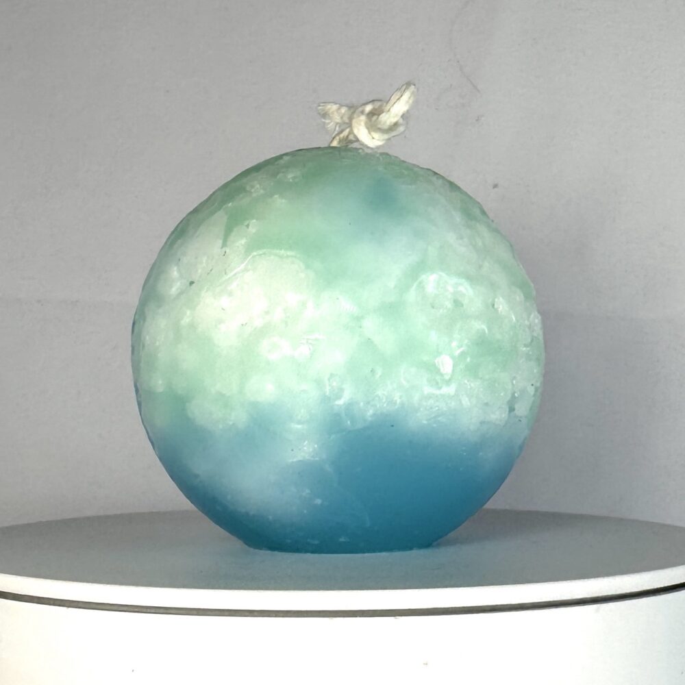Sphère Europa 6.5 cm en cire minérale, bleu turquoise et vert d’eau, avec motifs nuageux