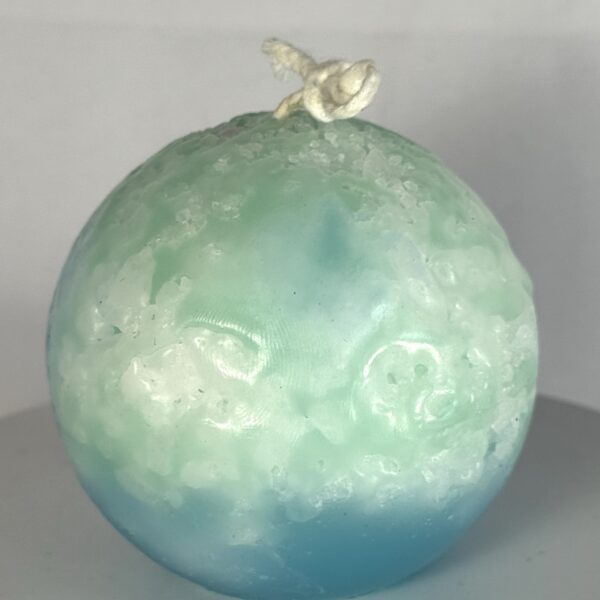 Sphère Europa 6.5 cm en cire minérale, bleu turquoise et vert d’eau, avec motifs nuageux