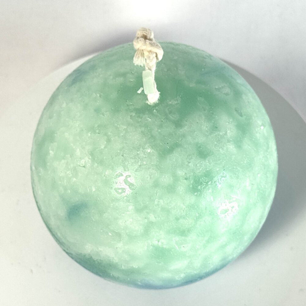 Europa – sphère glacée 8 cm – vert d’eau et bleu profond Sphère artisanale Europa 8 cm en cire minérale, vert d’eau, turquoise et bleu, surface cristallisée