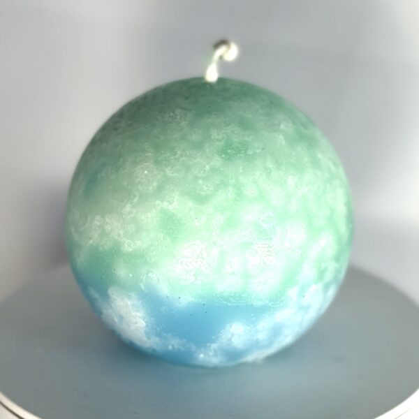 Europa – sphère glacée 8 cm – vert d’eau et bleu profond Sphère artisanale Europa 8 cm en cire minérale, vert d’eau, turquoise et bleu, surface cristallisée