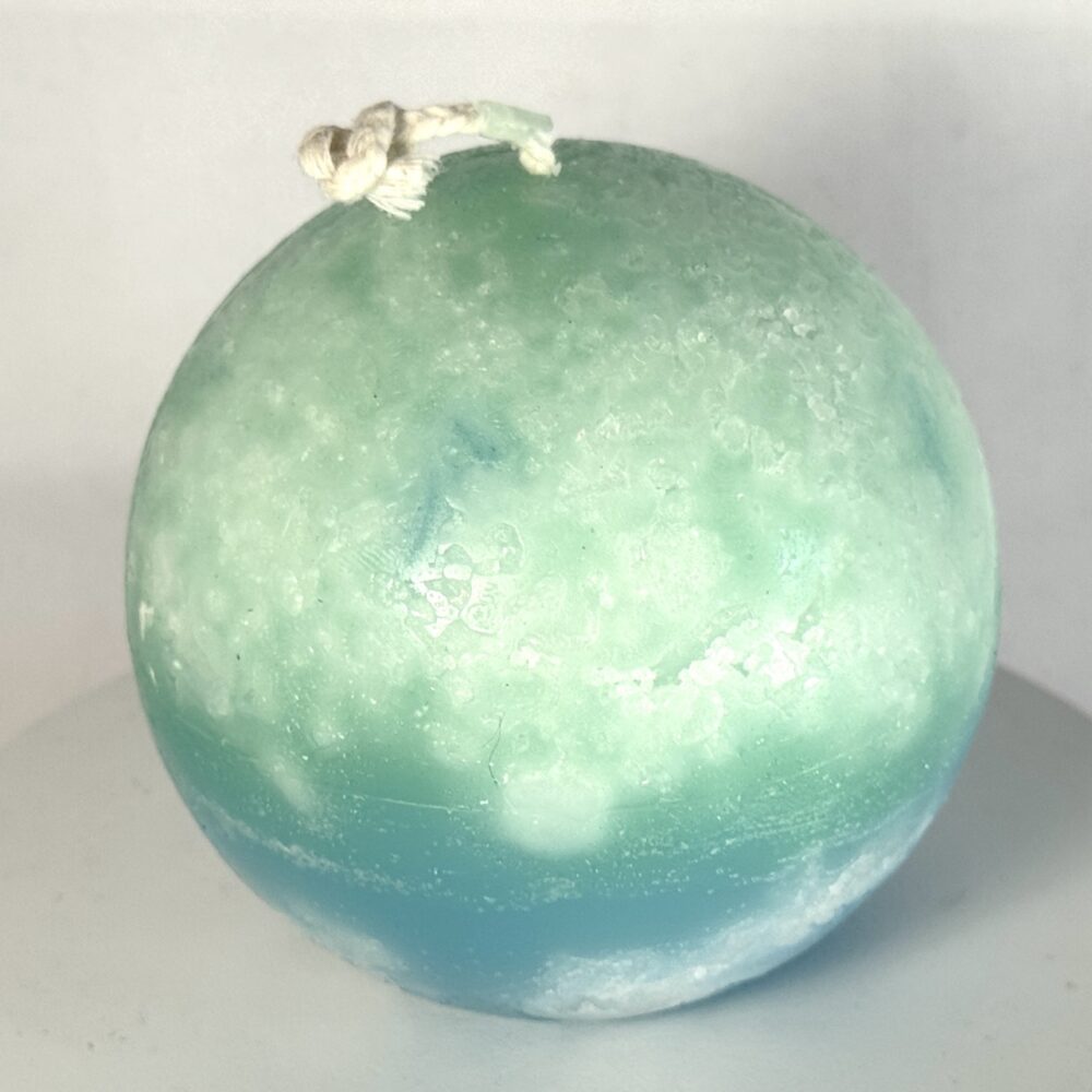 Europa – sphère glacée 8 cm – vert d’eau et bleu profond Sphère artisanale Europa 8 cm en cire minérale, vert d’eau, turquoise et bleu, surface cristallisée