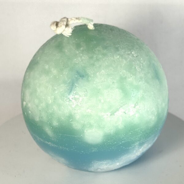 Europa – sphère glacée 8 cm – vert d’eau et bleu profond Sphère artisanale Europa 8 cm en cire minérale, vert d’eau, turquoise et bleu, surface cristallisée