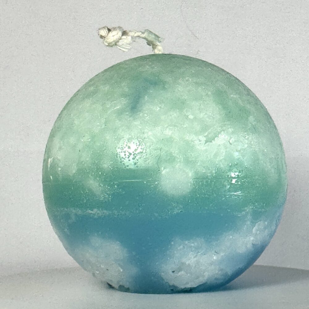 Europa – sphère glacée 8 cm – vert d’eau et bleu profond Sphère artisanale Europa 8 cm en cire minérale, vert d’eau, turquoise et bleu, surface cristallisée