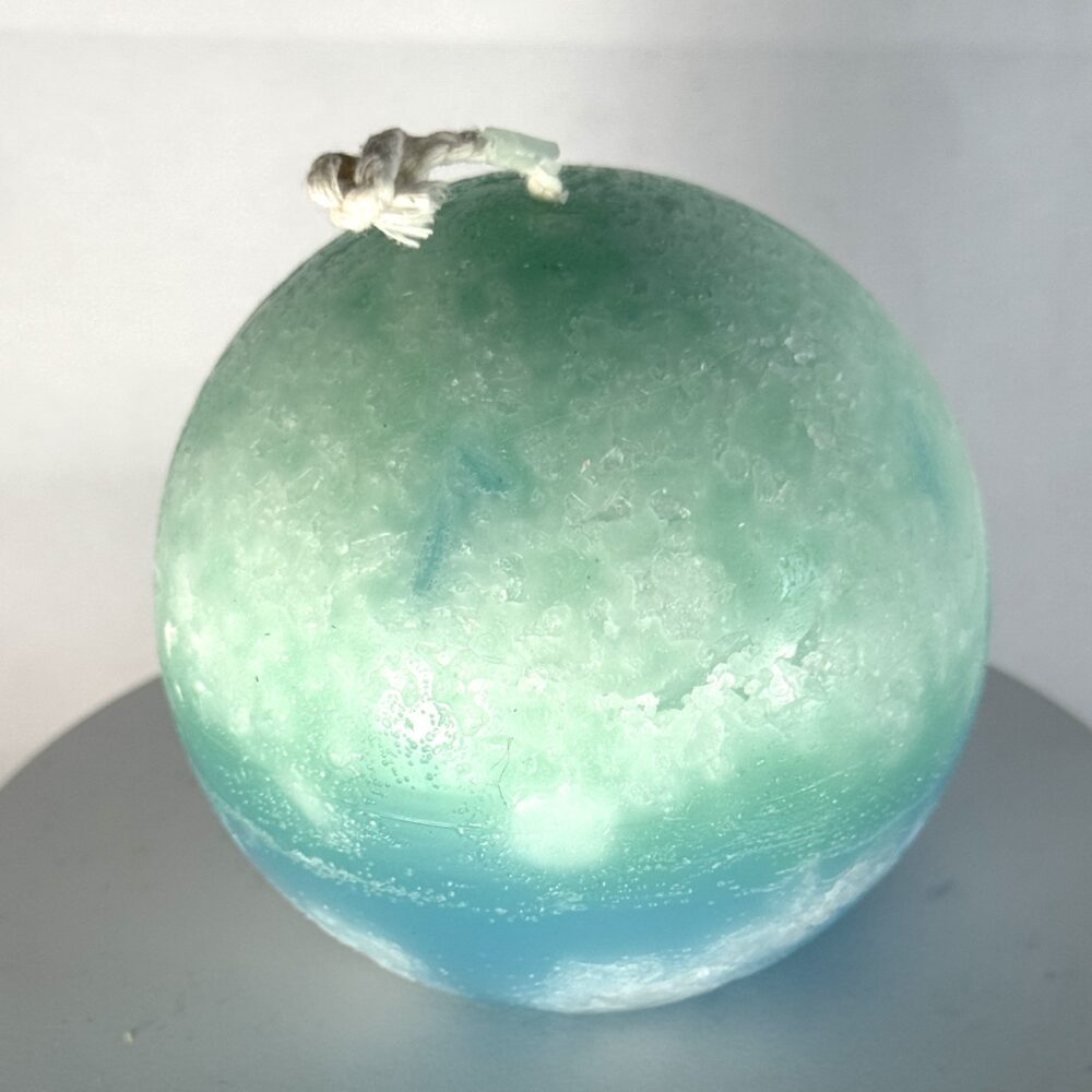 Europa – sphère glacée 8 cm – vert d’eau et bleu profond Sphère artisanale Europa 8 cm en cire minérale, vert d’eau, turquoise et bleu, surface cristallisée