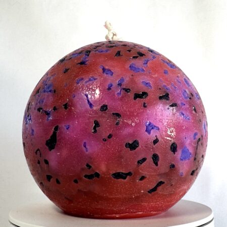 Sphère de 12 cm rouge fluo et violet, avec effets brûlés et inclusions, série Mercury