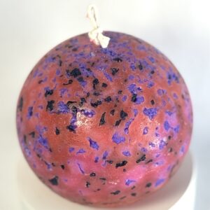 Sphère de 12 cm rouge fluo et violet, avec effets brûlés et inclusions, série Mercury