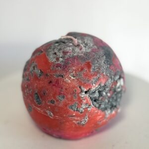 Petite sphère Mercury en cire minérale rouge, avec inclusions grises et forme irrégulière