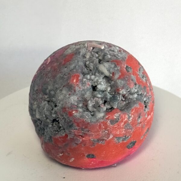 Petite sphère Mercury en cire minérale rouge, avec inclusions grises et forme irrégulière
