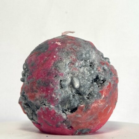 Petite sphère Mercury en cire minérale rouge, avec inclusions grises et forme irrégulière