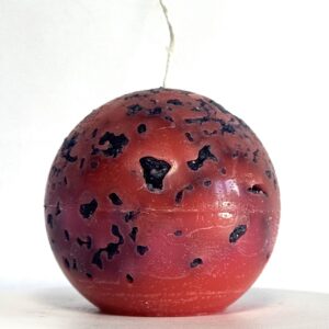 Mini sphère Mercury de 6.5 cm en cire minérale rouge fluo, avec effets brûlés et inclusions violettes