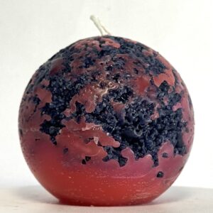 Mini sphère Mercury de 6.5 cm en cire minérale rouge fluo, avec effets brûlés et inclusions violettes