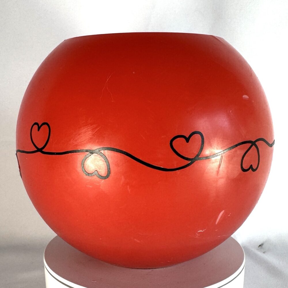 Photophore sphérique rouge à cœurs – cire minérale – 14 cm Photophore rouge en cire minérale avec motif de cœurs noirs, diamètre 14 cm