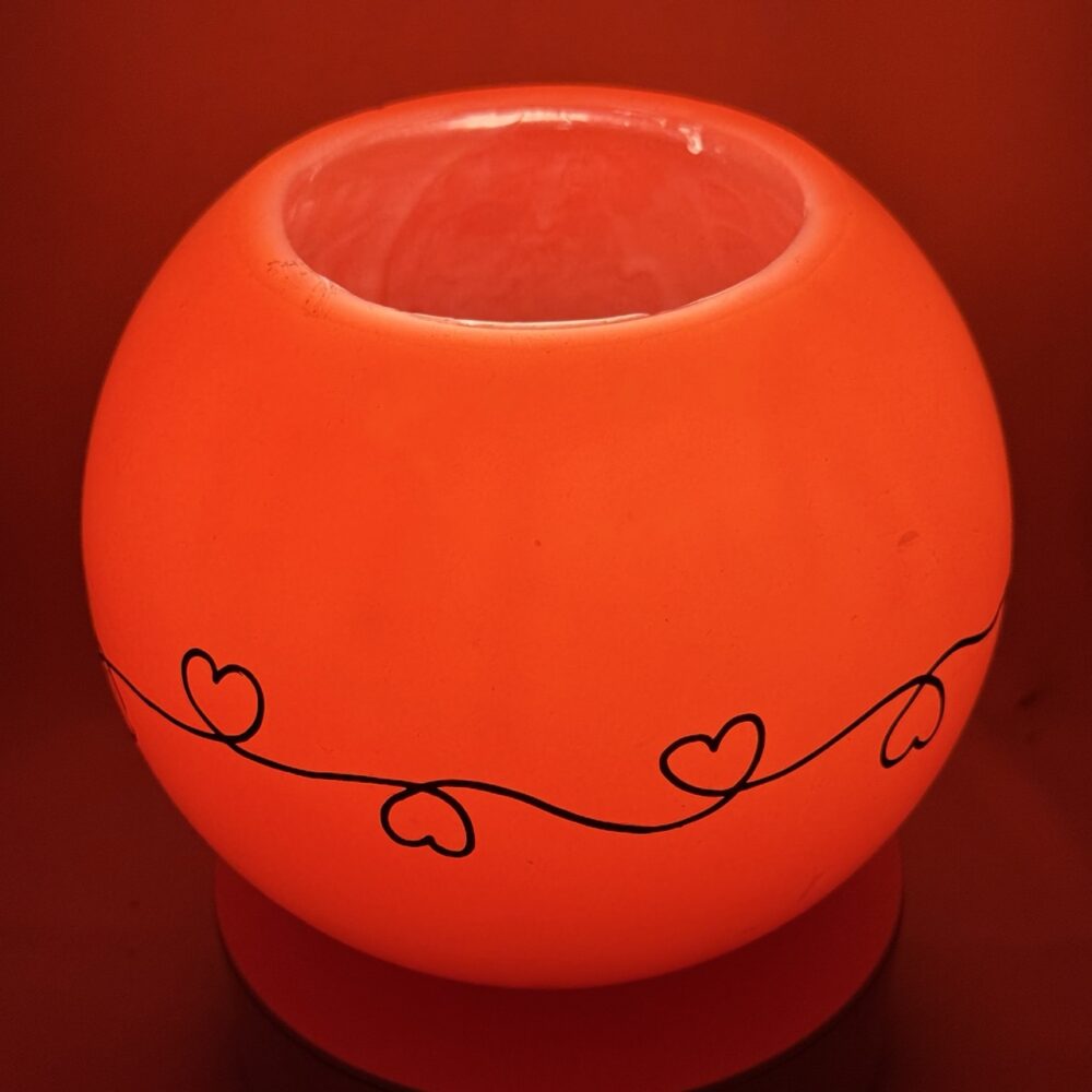 Photophore sphérique rouge à cœurs – cire minérale – 14 cm Photophore rouge en cire minérale avec motif de cœurs noirs, diamètre 14 cm