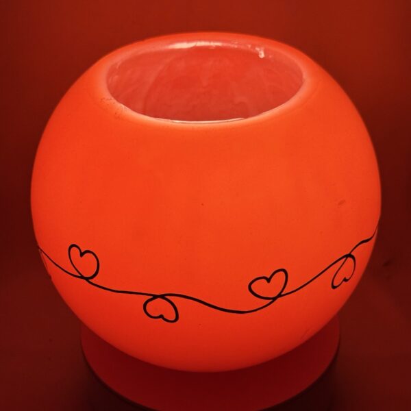 Photophore sphérique rouge à cœurs – cire minérale – 14 cm Photophore rouge en cire minérale avec motif de cœurs noirs, diamètre 14 cm