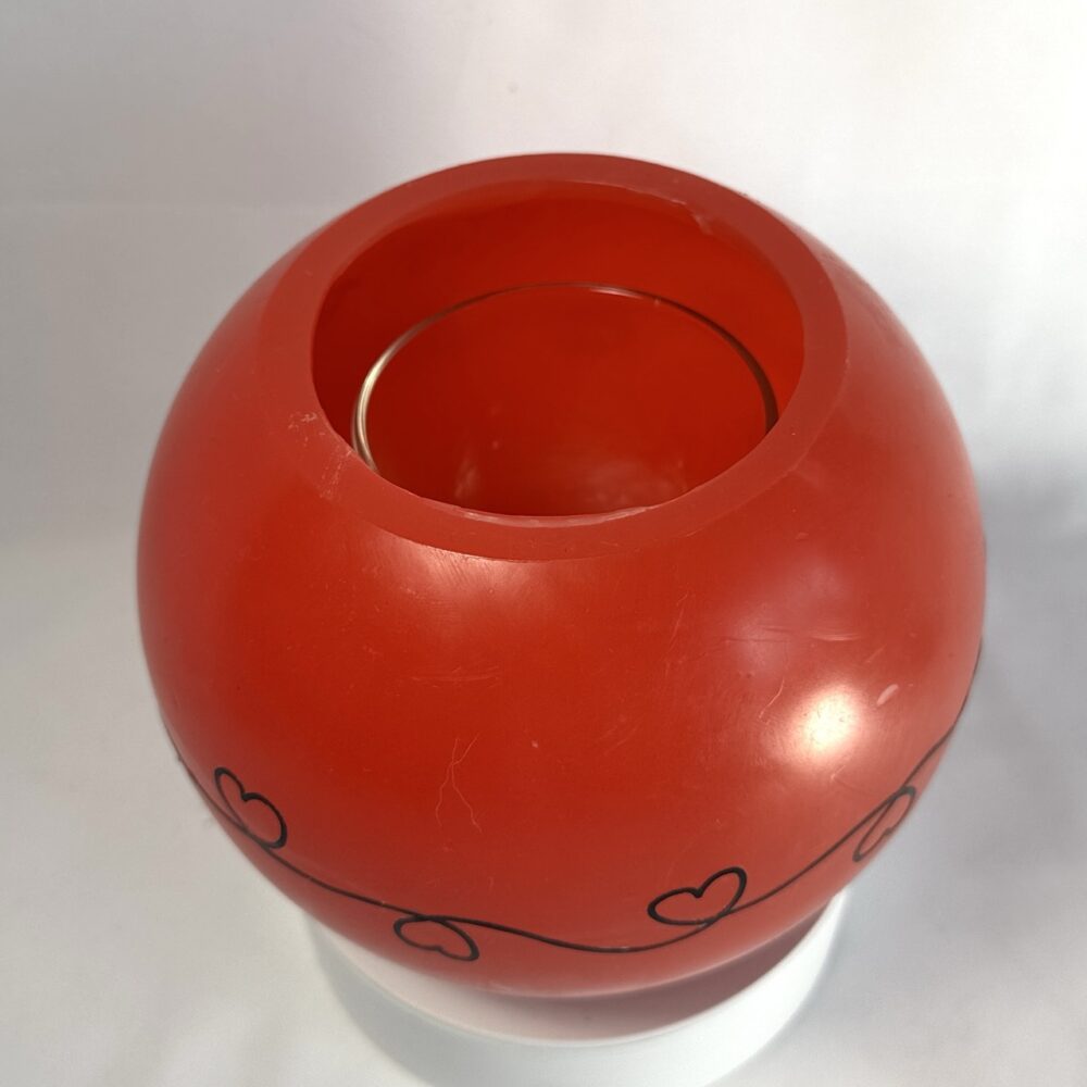 Photophore sphérique rouge à cœurs – cire minérale – 14 cm Photophore rouge en cire minérale avec motif de cœurs noirs, diamètre 14 cm