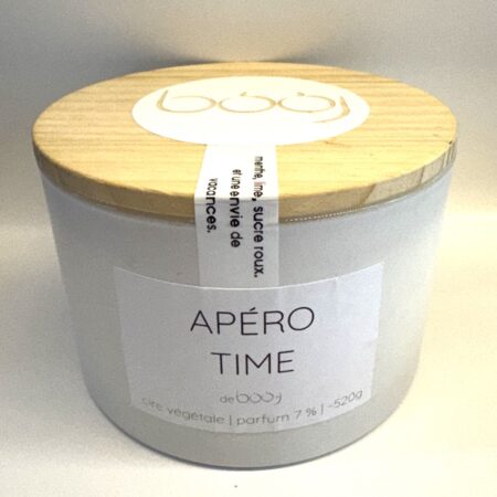 Bougie parfumée APÉRO TIME – pot blanc 520 g, mèche bois, couvercle bois Bougie artisanale parfumée APÉRO TIME, 520 g, dans un pot blanc mat avec mèche et couvercle en bois, coulée en Suisse