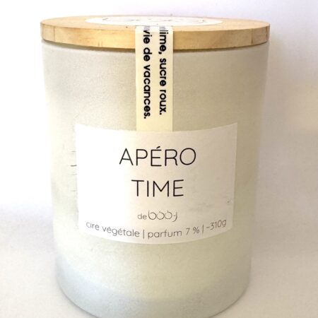 Bougie parfumée APÉRO TIME – pot blanc mat 310g Bougie parfumée artisanale APÉRO TIME, 310g, dans un pot blanc mat avec couvercle en bois