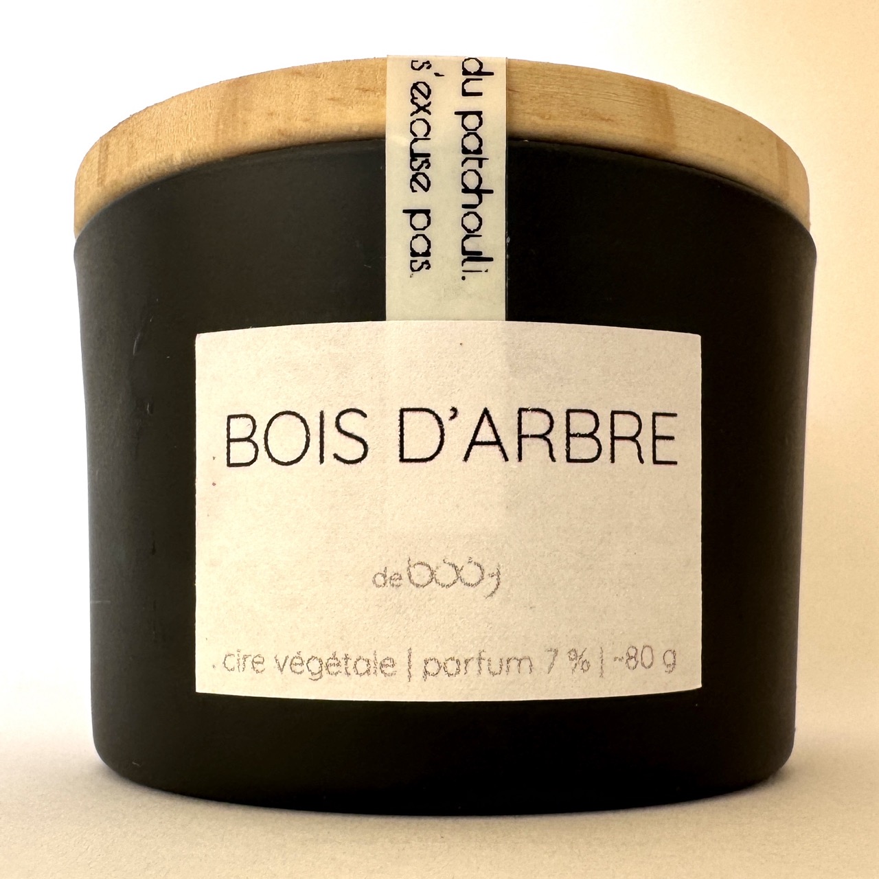 Bougie artisanale parfumée BOIS D’ARBRE, 80 g, dans un pot noir mat avec couvercle en bois, coulée en Suisse