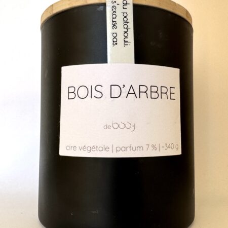 Bougie parfumée BOIS D’ARBRE – pot noir 340g, couvercle bois Bougie parfumée artisanale BOIS D’ARBRE, 340g, dans un pot noir mat avec couvercle en bois
