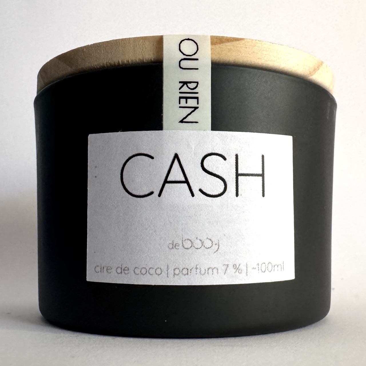 Bougie artisanale parfumée CASH, 100 ml, dans un pot noir mat avec couvercle en bois, coulée en Suisse