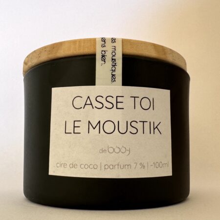 Bougie parfumée CASSE-TOI LE MOUSTIK – pot noir 100 ml, couvercle bois Bougie artisanale parfumée CASSE-TOI LE MOUSTIK, 100 ml, dans un pot noir mat avec couvercle en bois, coulée en Suisse