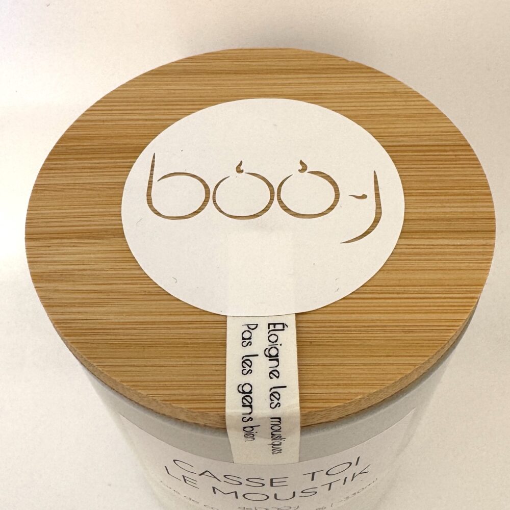 Bougie parfumée artisanale CASSE-TOI LE MOUSTIK, 330 ml, dans un pot blanc mat avec couvercle en bambou