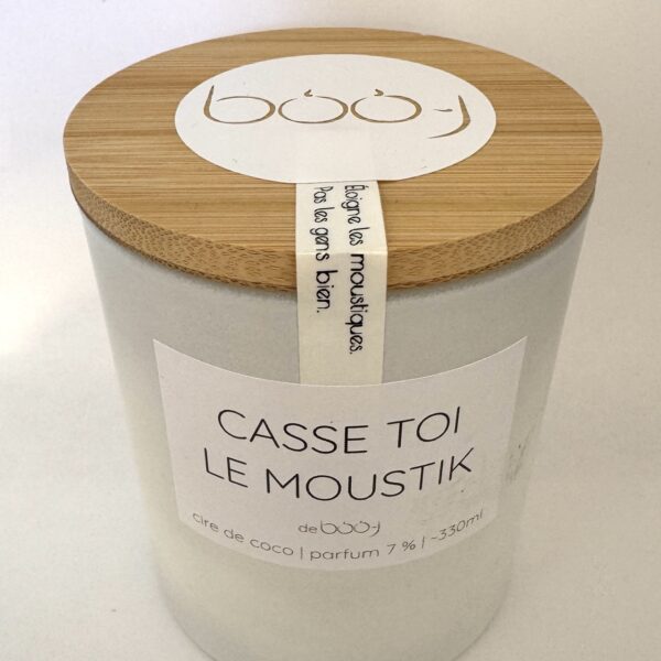 Bougie parfumée artisanale CASSE-TOI LE MOUSTIK, 330 ml, dans un pot blanc mat avec couvercle en bambou