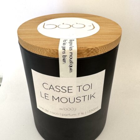 Bougie parfumée CASSE-TOI LE MOUSTIK – pot noir 330 ml Bougie parfumée artisanale CASSE-TOI LE MOUSTIK, 330 ml, dans un pot noir mat avec couvercle en bambou