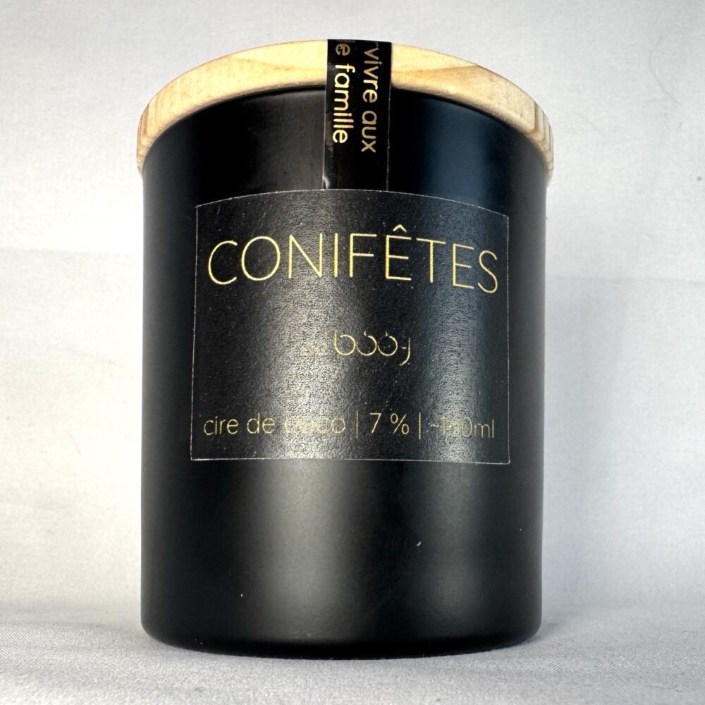Bougie CONIFÊTES 160 ml, pot noir mat avec marquage doré – édition festive et minimaliste
