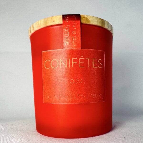 Bougie parfumée CONIFÊTES en pot 160 ml, version Red Edition avec scellé ruban suisse rouge