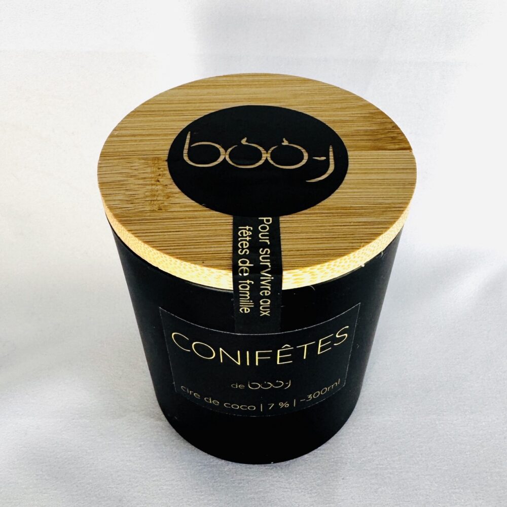 Bougie parfumée CONIFÊTES – 300 ml – pot noir, écriture dorée Bougie parfumée CONIFÊTES en pot noir mat de 300 ml, avec marquage doré