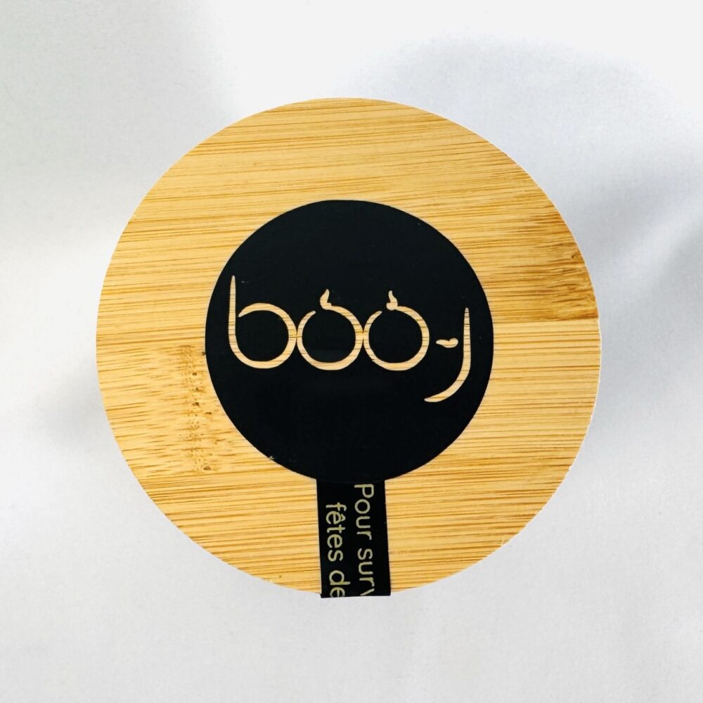 Bougie parfumée CONIFÊTES – 300 ml – pot noir, écriture dorée Bougie parfumée CONIFÊTES en pot noir mat de 300 ml, avec marquage doré