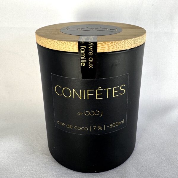 Bougie parfumée CONIFÊTES – 300 ml – pot noir, écriture dorée Bougie parfumée CONIFÊTES en pot noir mat de 300 ml, avec marquage doré