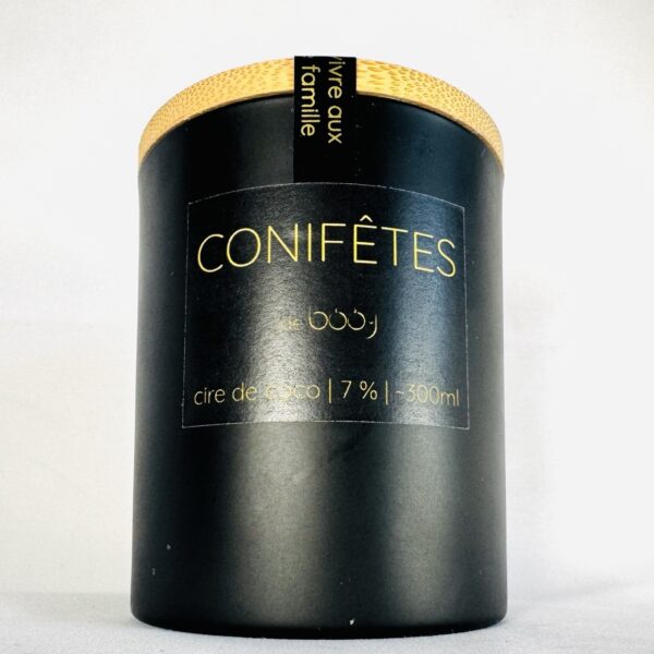 Bougie parfumée CONIFÊTES – 300 ml – pot noir, écriture dorée Bougie parfumée CONIFÊTES en pot noir mat de 300 ml, avec marquage doré