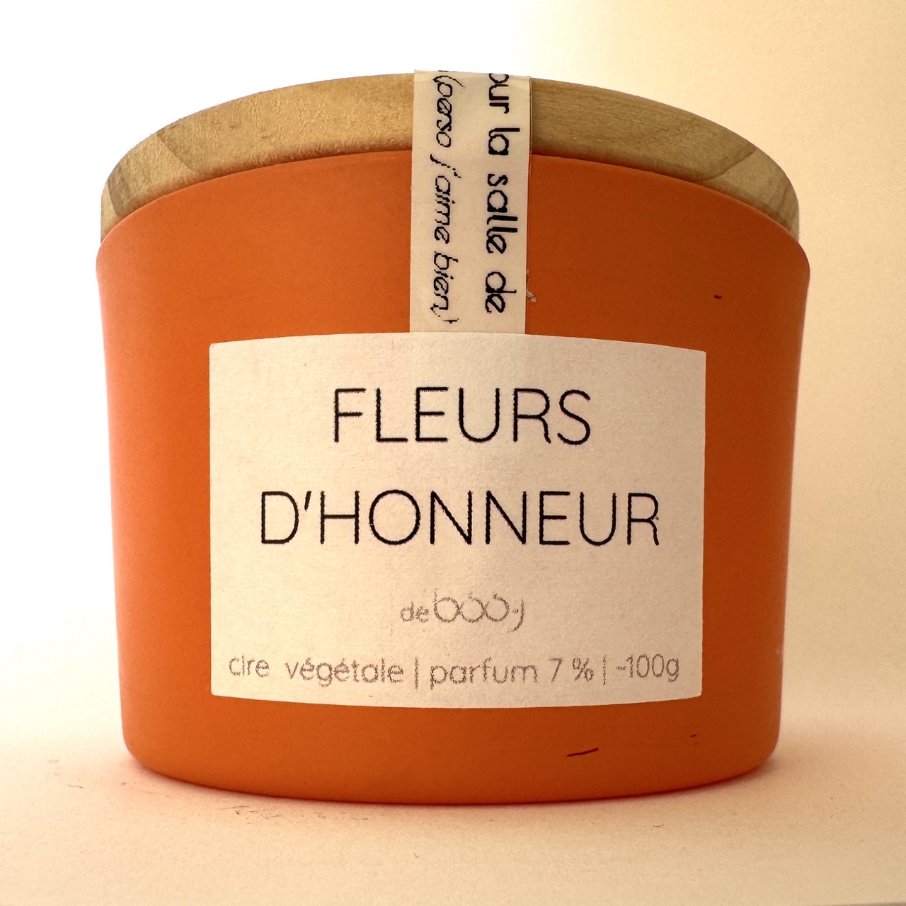 Bougie artisanale parfumée FLEURS D’HONNEUR, petit format, dans un pot orange mat avec couvercle en bois, coulée en Suisse