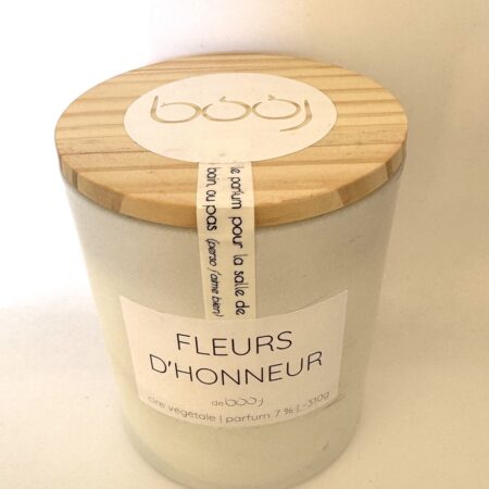Bougie parfumée FLEURS D’HONNEUR – pot blanc 310g Bougie parfumée artisanale FLEURS D’HONNEUR, 310g, dans un pot blanc mat avec couvercle en bois