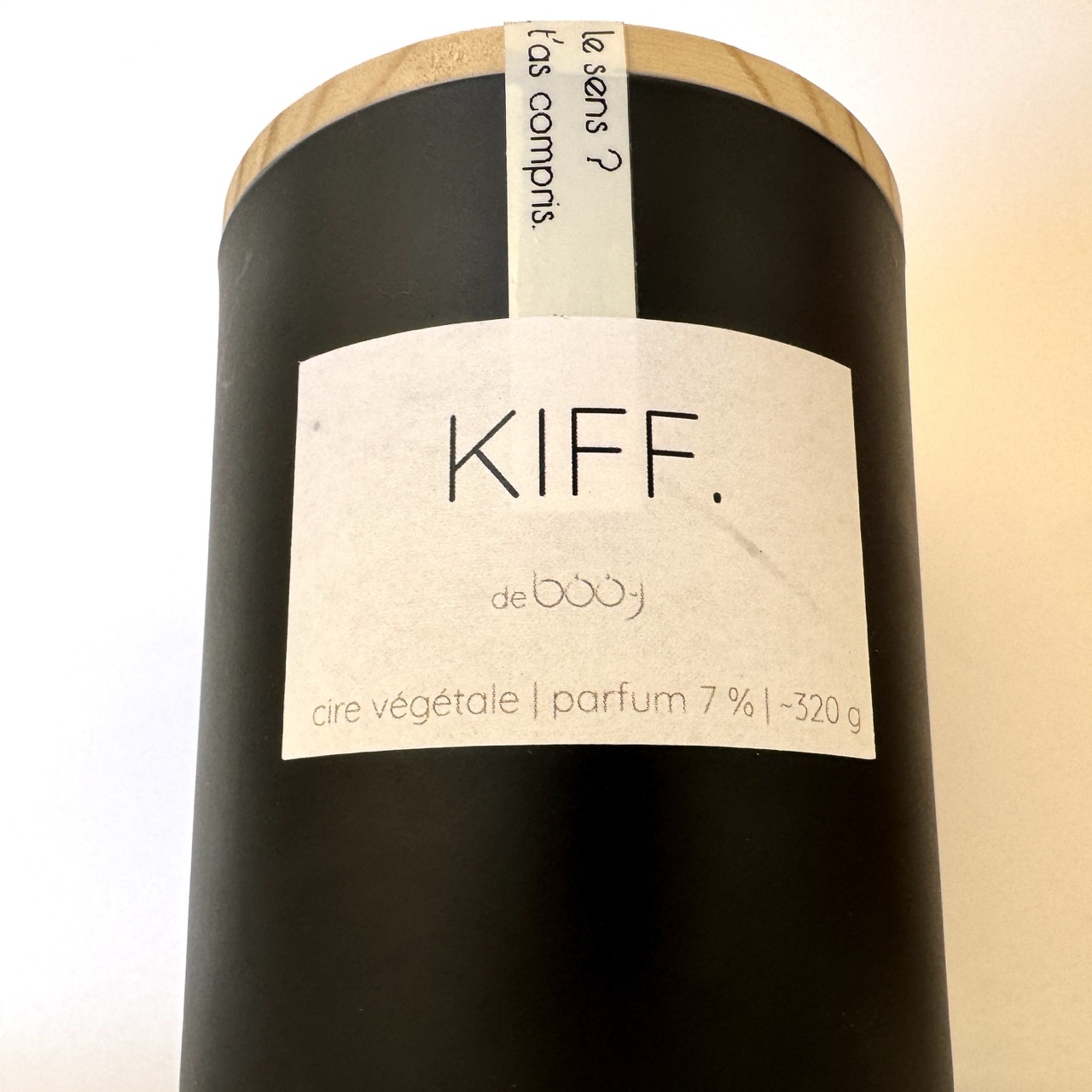 Bougie artisanale parfumée KIFF, 320 g, dans un pot noir mat avec couvercle en bois, coulée en Suisse