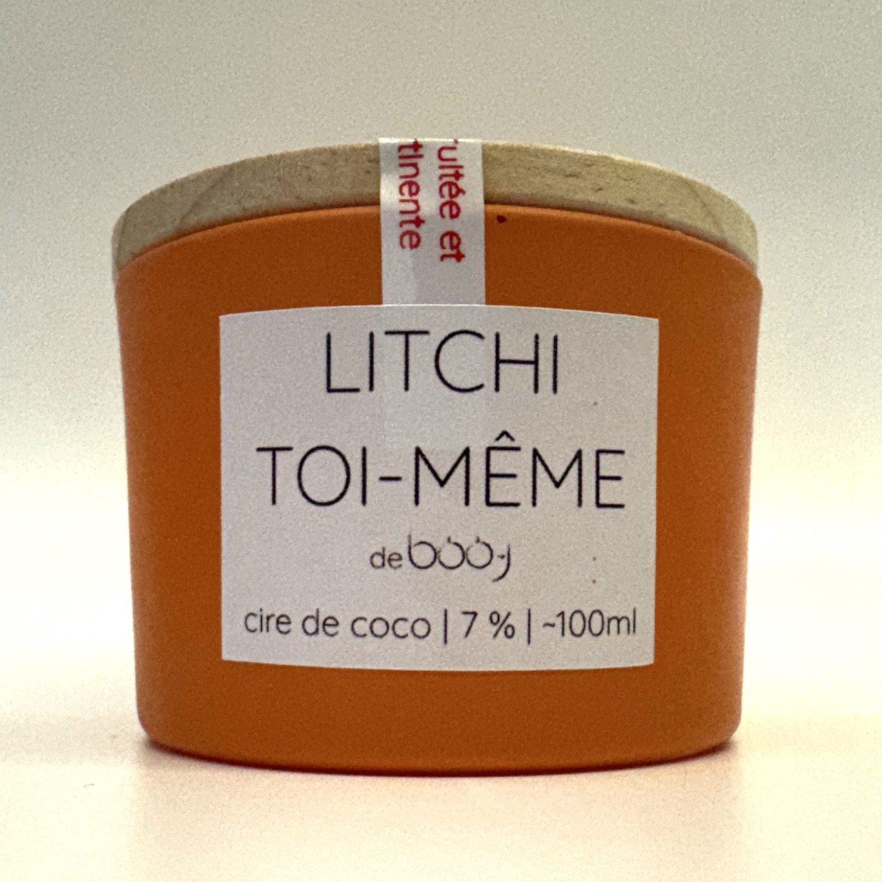 Bougie artisanale parfumée LITCHI TOI-MÊME, 100 ml, dans un pot orange mat avec couvercle en bois, coulée en Suisse