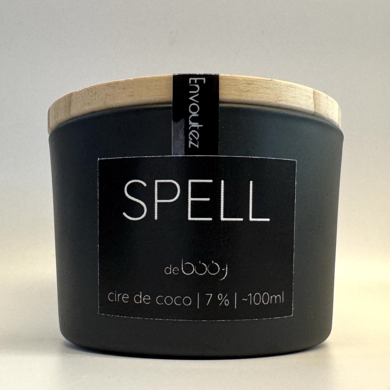 Bougie artisanale parfumée SPELL, 100 ml, LIMITED BLACK EDITION, pot noir mat avec couvercle en bois, coulée en Suisse